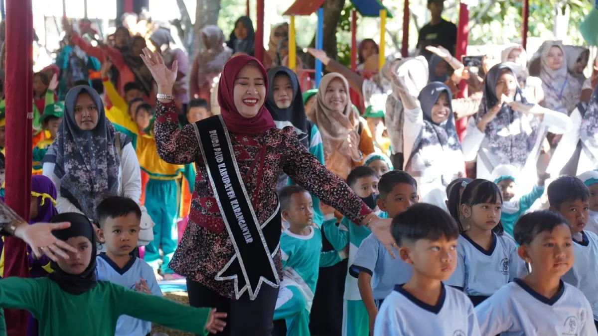 Bunda PAUD Karanganyar Farida Rober Christanto saat menghadiri Gebyar PAUD di halaman KB/TK Pelita Nusantara Mojogedang, Kamis (23/7/2026). (Rudi Hartono/Radar Solo)