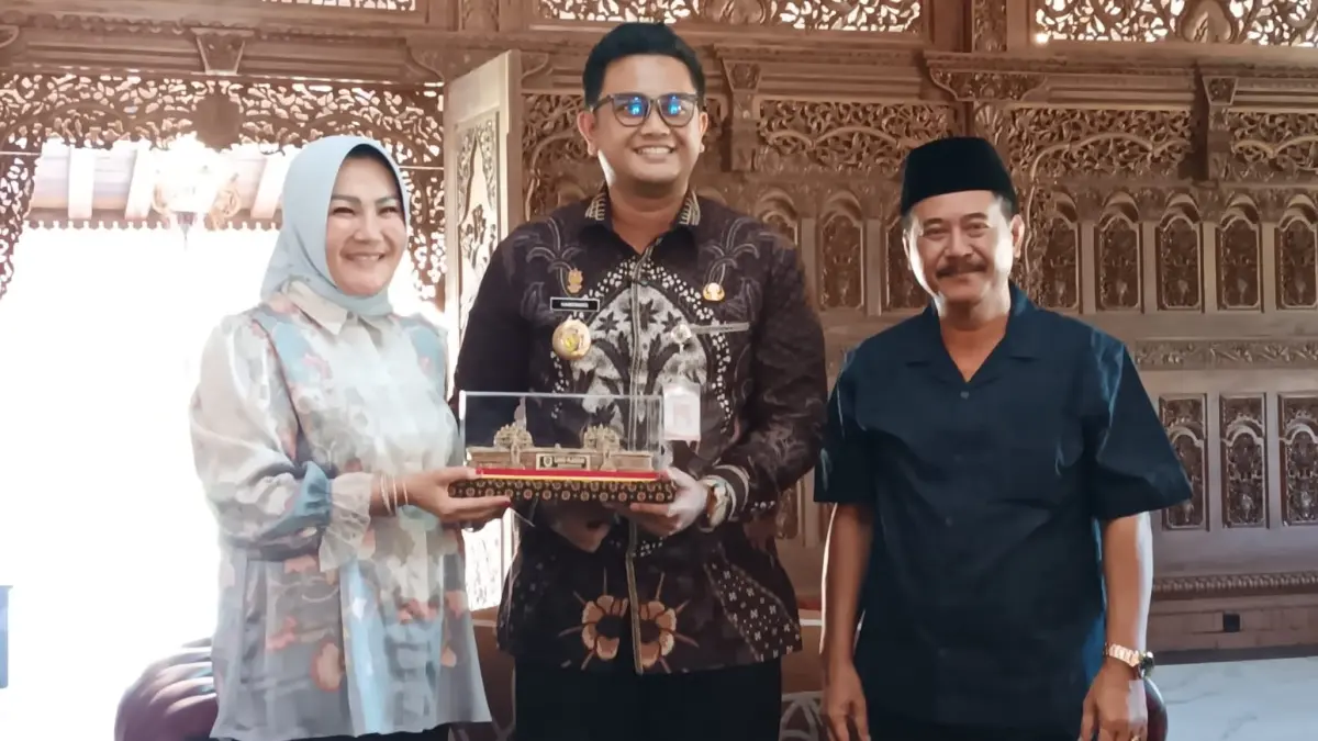 Bupati Klaten Hamenang Wajar Ismoyo anjangsana ke kediaman Bupati Klaten periode 2005-2015 Sunarna dan Bupati Klaten periode 2017-2025 Sri Mulyani di Kelurahan Buntalan, Kecamatan Klaten Tengah, Jumat (24/7/2026). (Angga Purenda/Radar Solo)