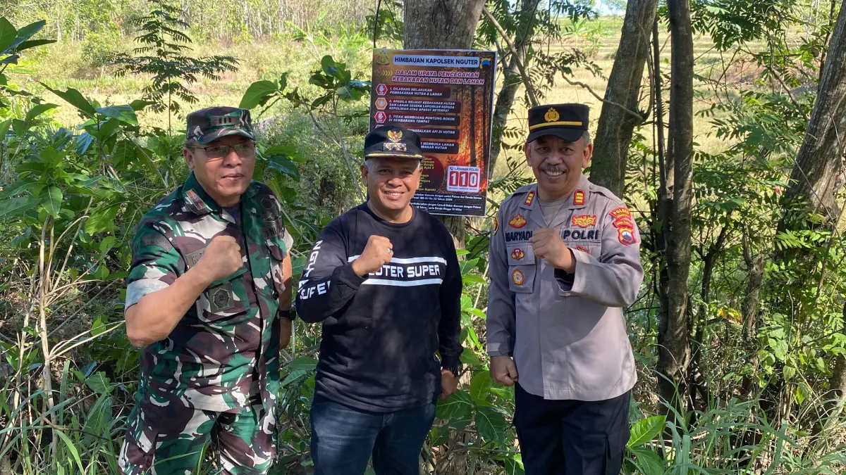 Forkopimca Nguter memasang spanduk larangan membakar sampah sembarangan, Jumat (24/7). (Iwan Kawul/Radar Solo)