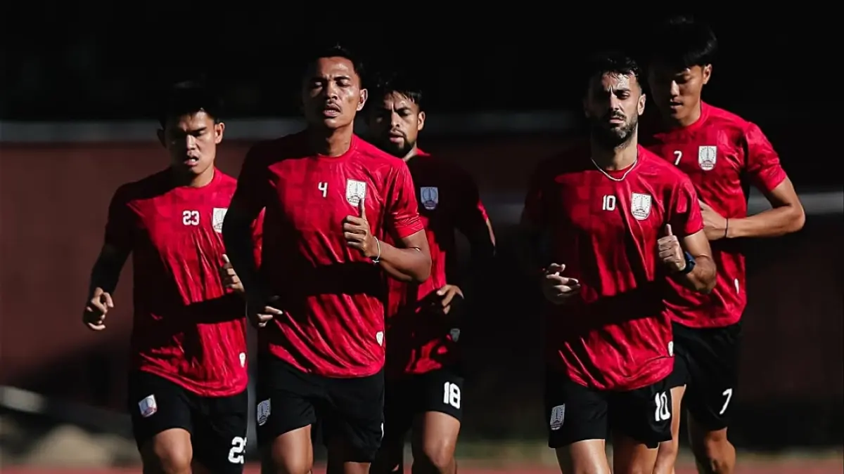 Juan Mera, Asep Berlian, hingga Saidil Abdillah jalani latihan versama skuad Persis Solo di Lapangan UNS. (Tim Media Persis Solo) 