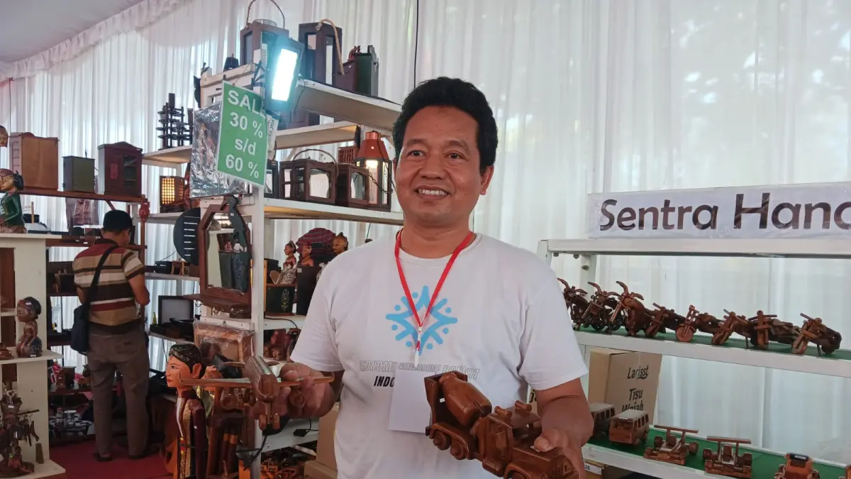 Perajin miniatur asal Desa Blanceran, Kecamatan Karanganom, Klaten, Sofyan saat menunjukan produk yang diminati pembeli luar negeri, Senin (20/7/2026) (Angga Purenda/Radar Solo)