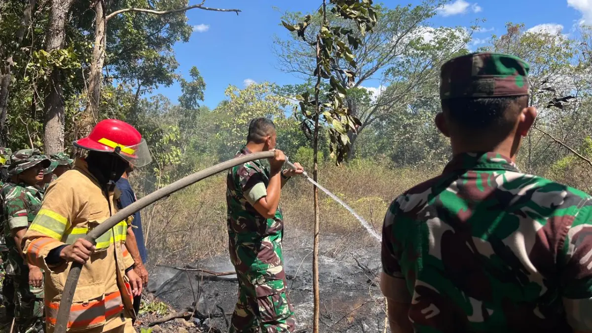 Personel Batalyon Infanteri Teritorial Pembangunan (Yonif TP) 449/Sukoharjo bantu pemadaman kebakaran lahan di Desa Lorog, Tawangsari, Jumat (24/7). (Dok. YONIF TP 449/SUKOHARJO)