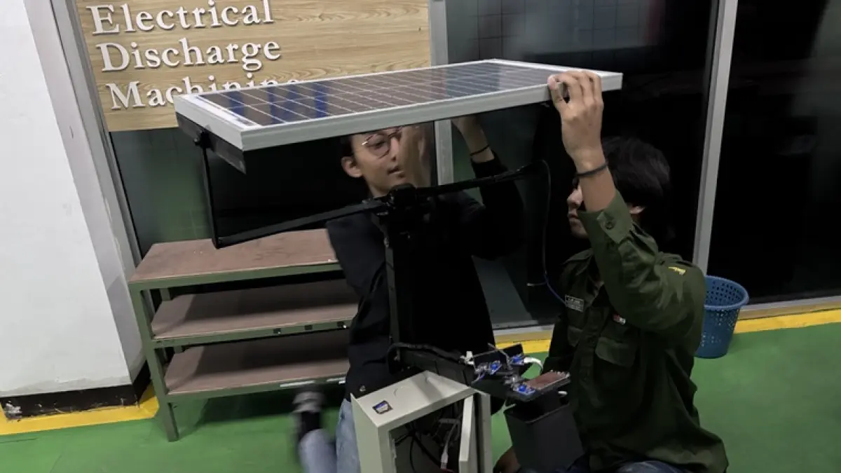 PJU Mikrokontroler dari panel surya karya mahasiswa Program Studi (Prodi) Teknik Mesin Universitas Muhammadiyah Surakarta (UMS). (ARIEF BUDIMAN/RADAR SOLO)