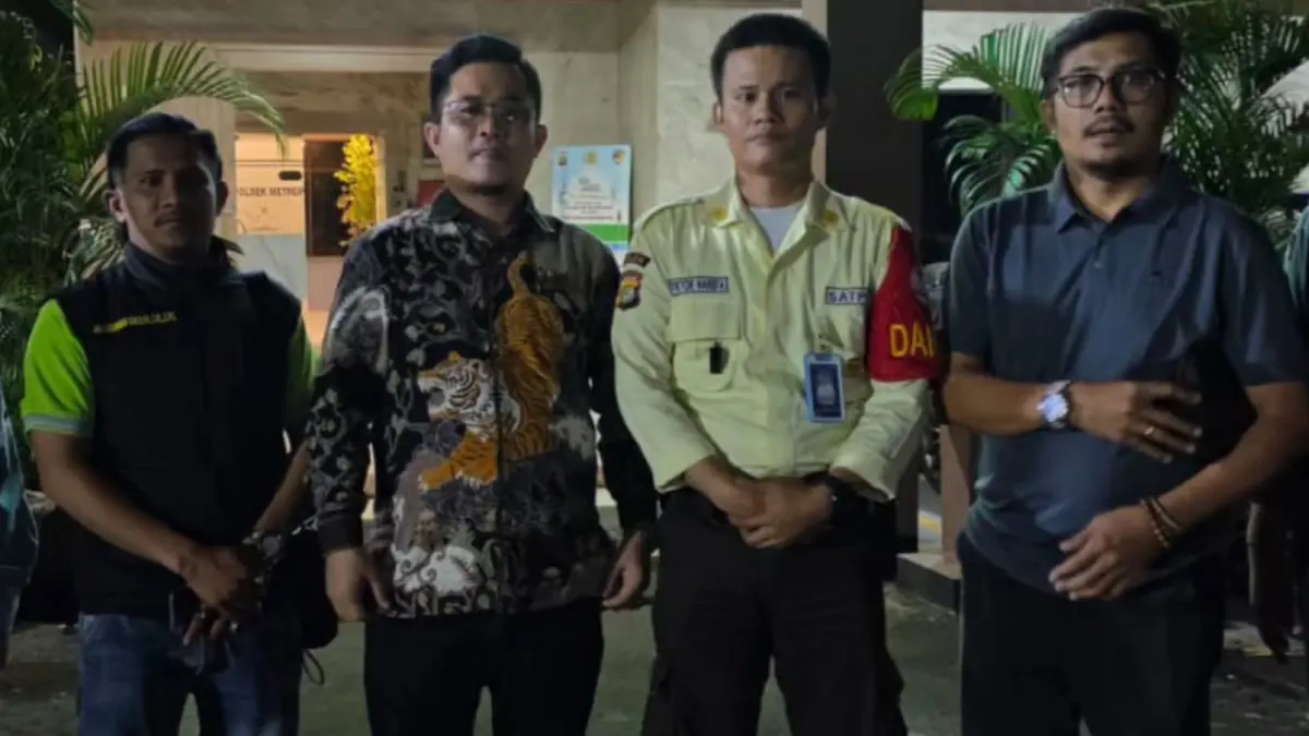 Satpam proyek MRT, Fiktor Harefa, bersama tim kuasa hukum dari Kantor Hukum Wiradarma Harefa & Partners. (Instagram @wiradarma_harefa)
