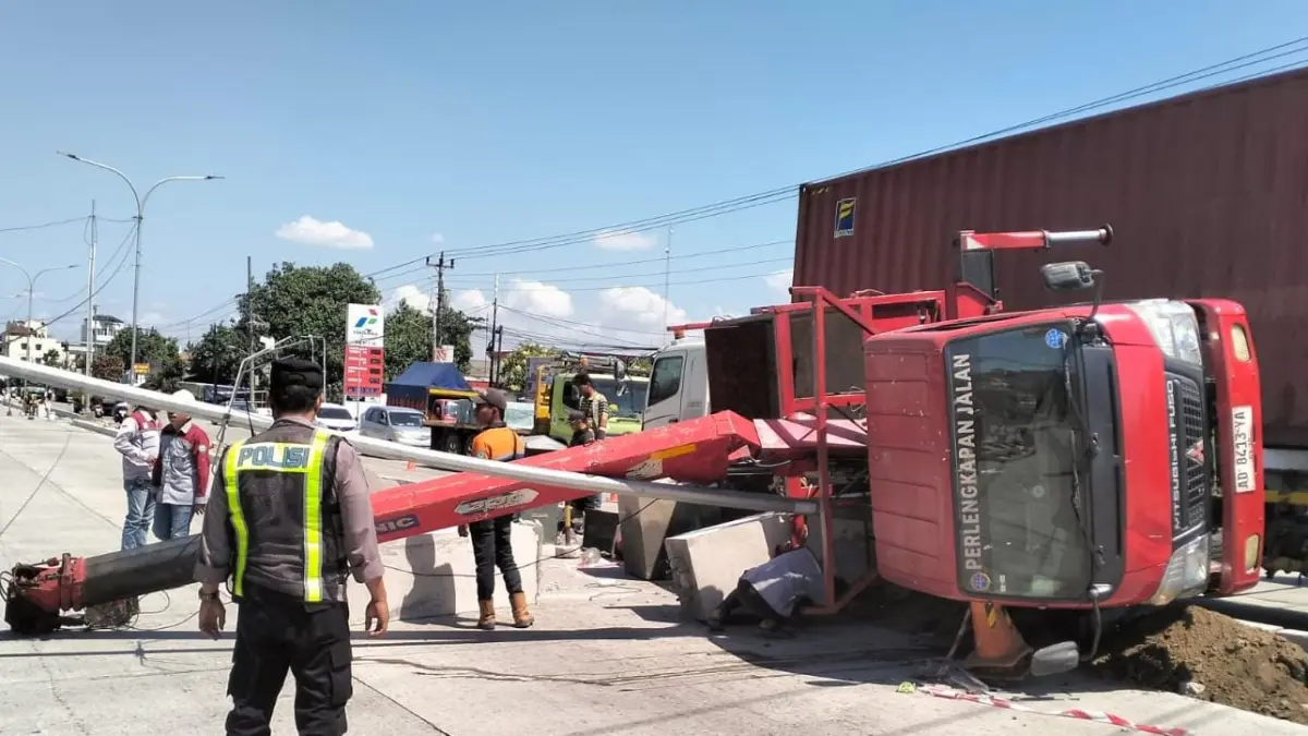 Truk penerangan jalan kecelakaan di jalur Solo - Sragen tepatnya di Kebakkramat, Karanganyar Jumat (24/7/2026) siang. (Rudi Hartono/Radar Solo)