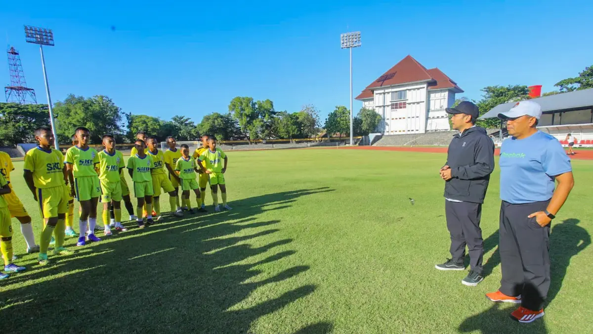Wali Kota Solo Respati Ardi kunjungi siswa SMP SKO yang latihan di Stadion Sriwedari, Jumat kemarin (24/7). (Humas Pemkot Solo)