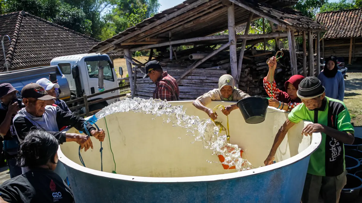Warga mengambil air bantuan dari Pemkab Sukohajo di Kecamatan Bulu, Jumat (24/7). (M IHSAN/RADAR SOLO) 
