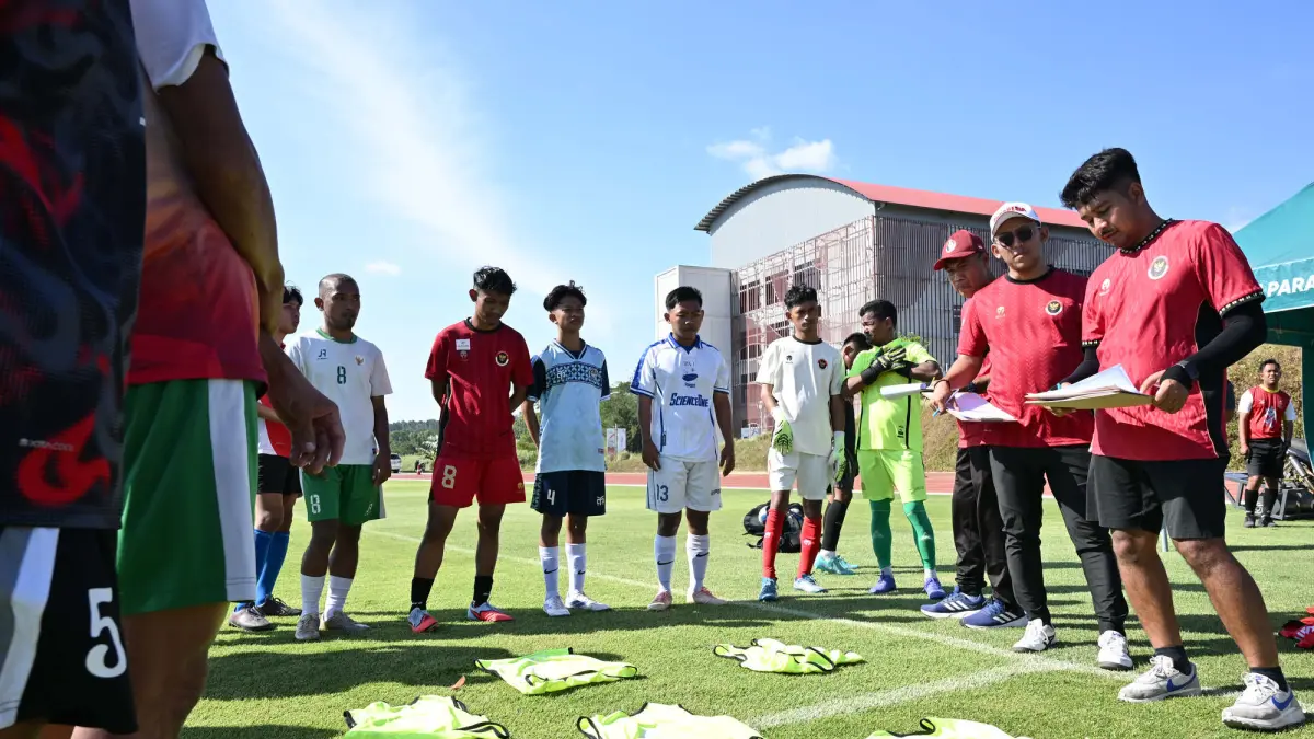Tim pelatih memberikan instruksi kepada pemain timnas sepakbola Cerebral Palsy Indonesia saat menjalani sesi latihan di Paralympic Training Center Indonesia yang berada di Karanganyar, Jawa Tengah, Kamis (23/07/2026). Sebanyak 27 pemain menjalani seleksi dan pemusatan latihan untuk event IFCPF World Cup 2026 yang akan berlangsung di Atlanta, Amerika Serikat Oktober mendatang. NPC INDONESIA/Agung Wahyudi