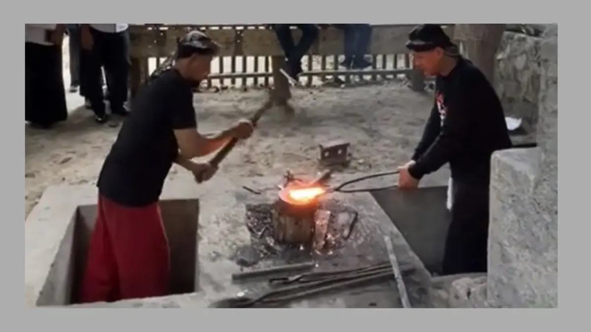 Empu atau mpu masuk lubang besalen dalam proses menempa pembuatan bilah keris. (TANGKAPAN LAYAR TIKTOK SANGGAR KERIS MATARAM)