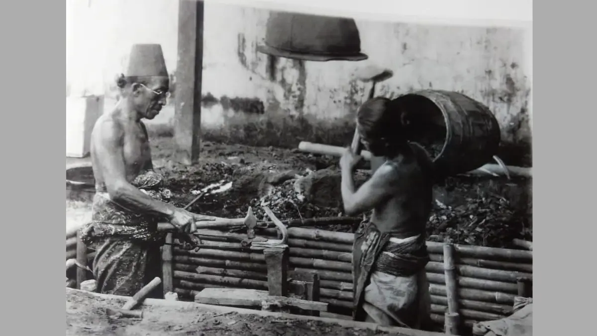 Empu masuk ke lubang besalen saat proses penempaan untuk membuat keris. (ISTIMEWA)