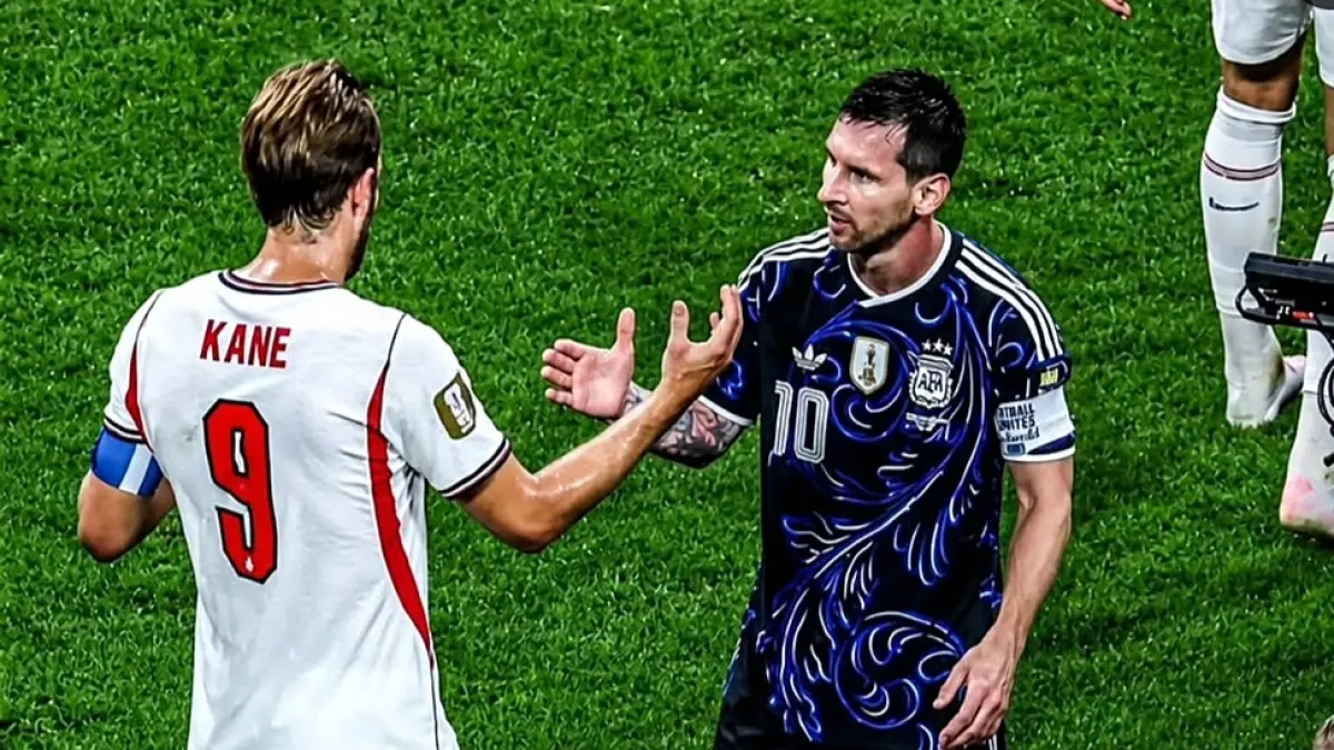  Kapten Timnas Inggris, Harry Kane bersalaman dengan Lionel Messi. 