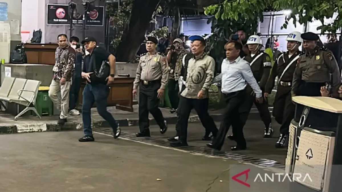 Mantan Jampidsus Febrie Adriansyah (kemeja batik lengan panjang) tiba di Rutan KPK tanpa mengenakan rompi tahanan dan borgol, Jumat (24/7/2026) malam. ANTARA/Rio Feisal