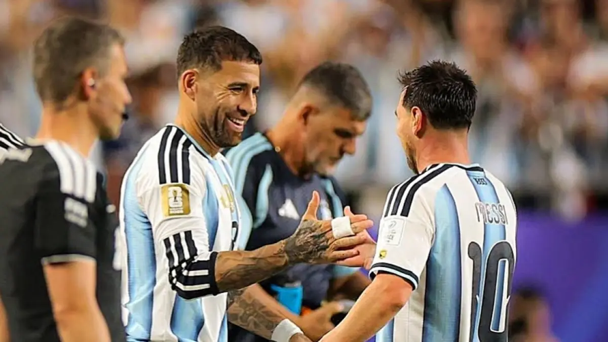 Nicolas Otamendi bersalaman dengan Lionel Messi. (Dok. Otamendi) 