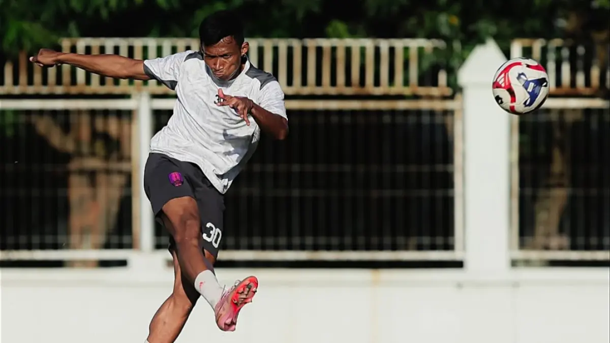 Pemain senior Persis Solo Eky Taufik jalani latihan bersama tim. (Tim Media Persis Solo) 