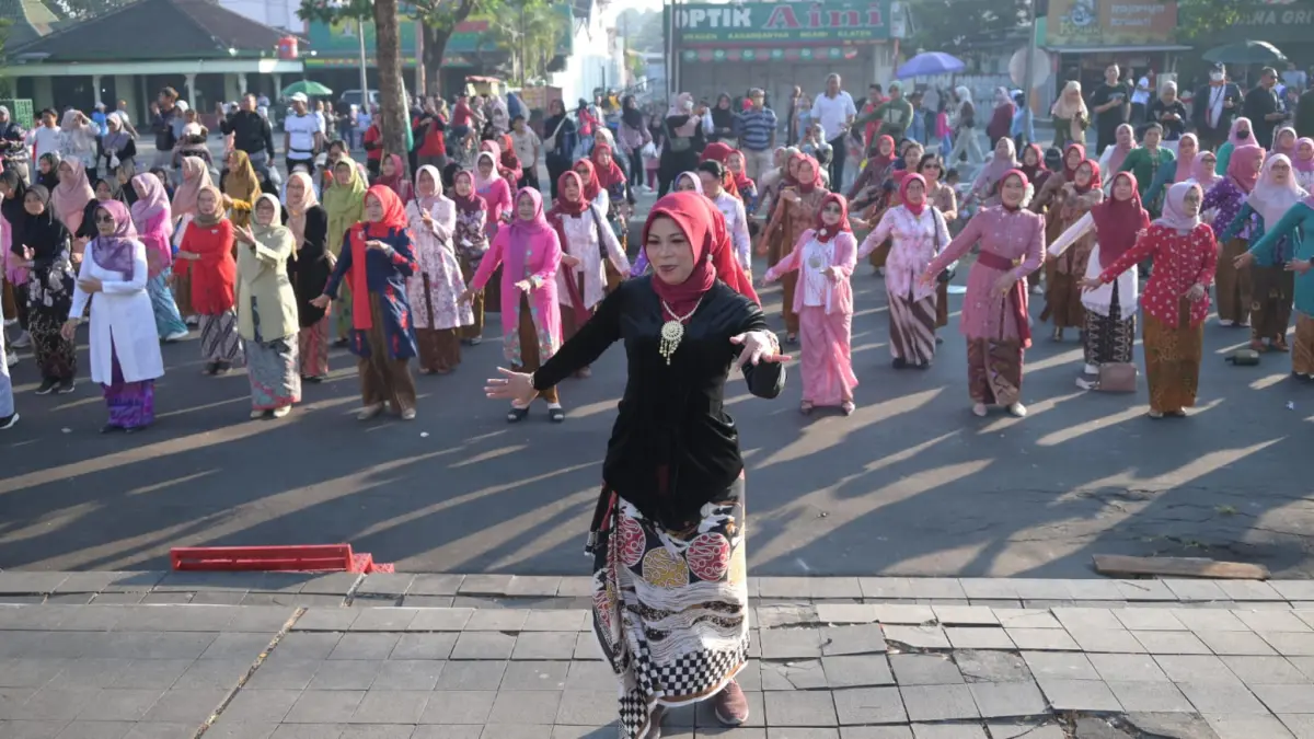  Anggota KKI menampilkan tari tradisional dalam perayaan Hari Kebaya Nasional di event CFD Karanganyar, Minggu (26/7) pagi. (RUDI HARTONO/RADAR SOLO)