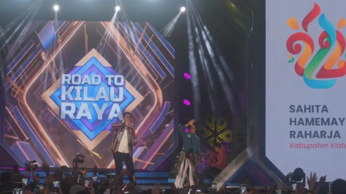 Bupati Klaten Hamenang Wajar Ismoyo saat membawakan lagu di atas panggung dalam Konser Musik Road to Kilau Raya di Alun-alun Klaten, Sabtu (25/7/2026). (Angga Purenda/Radar Solo)