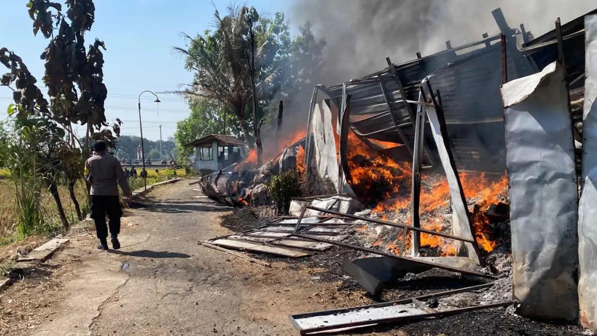 Gudang rosok di Dusun Dongkelan, Desa Drono, Kecamatan Ngawen, Kabupaten Klaten terbakar, Minggu (26/7/2026). (DOK.POLRESTA KLATEN)