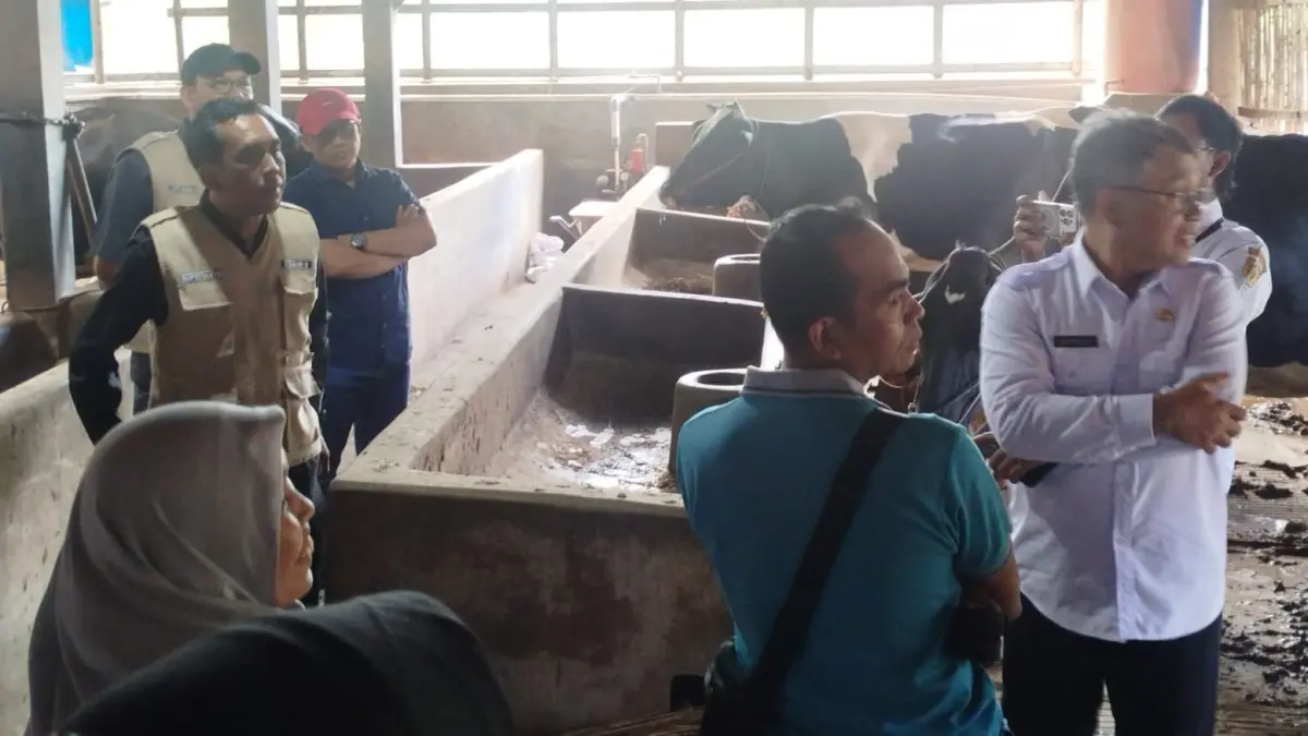 Komisi II DPRD Wonogiri saat berkunjung ke peternakan sapi perah di Kecamatan Bulukerto baru-baru ini. (IWAN ADI/RADAR SOLO)