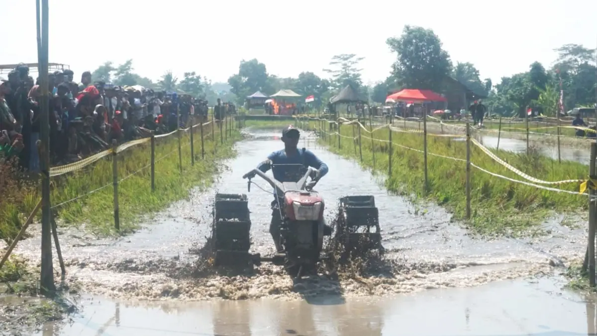 Para joki tampak adu kesepatan dan keterampilan dalam Lomba Balap Traktor di Desa Karangduren, Kecamatan Kebonarum, Klaten, Minggu (26/7/2026). (Angga Purenda/Radar Solo)