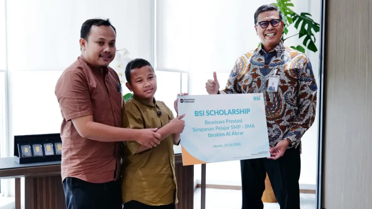 Sebagai bentuk komitmen mendukung lahirnya generasi inovator masa depan, BSI memberikan Beasiswa Prestasi kepada Abrar untuk jenjang pendidikan SMP hingga SMA. (DOK.BSI)