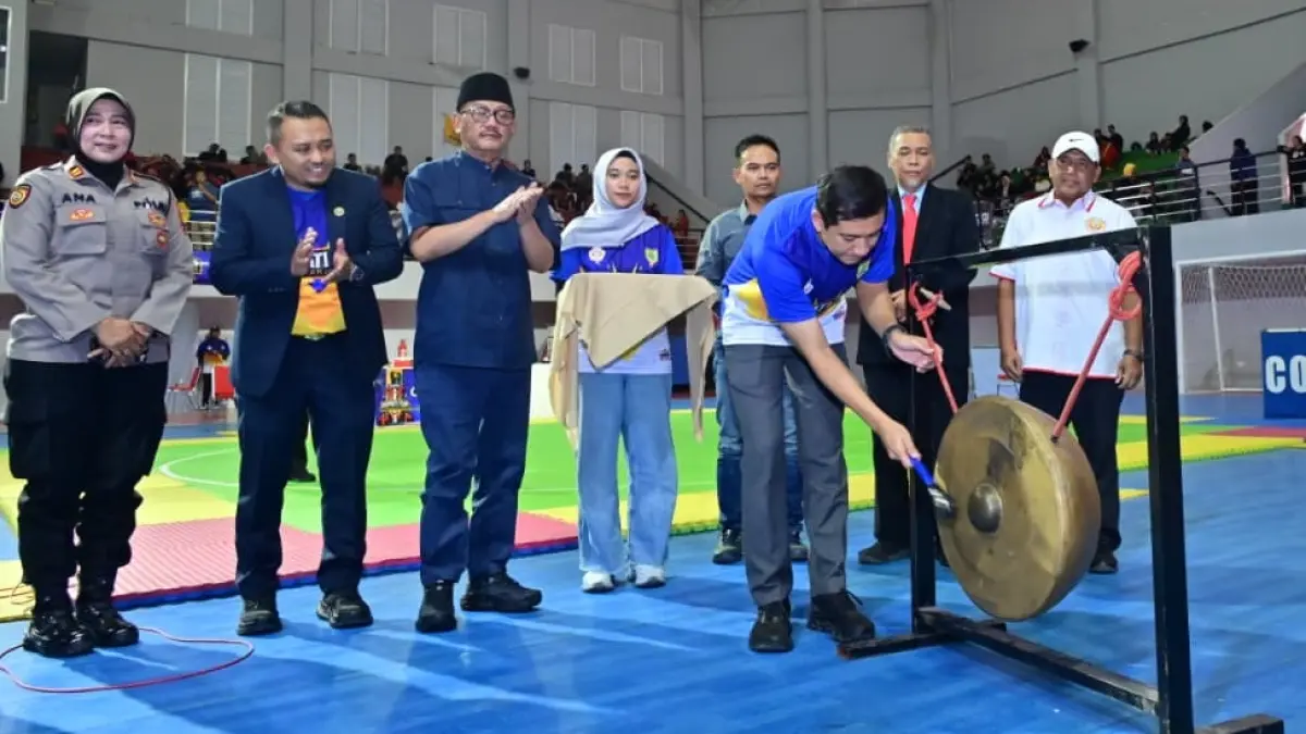 SIMBOLIS: Eko Sapto Purnomo pukul gong, buka Kejuaraan Pencak Silat Bupati Sukoharjo Cup 2026, Sabtu (25/7). (IWAN KAWUL/RADAR SOLO)
