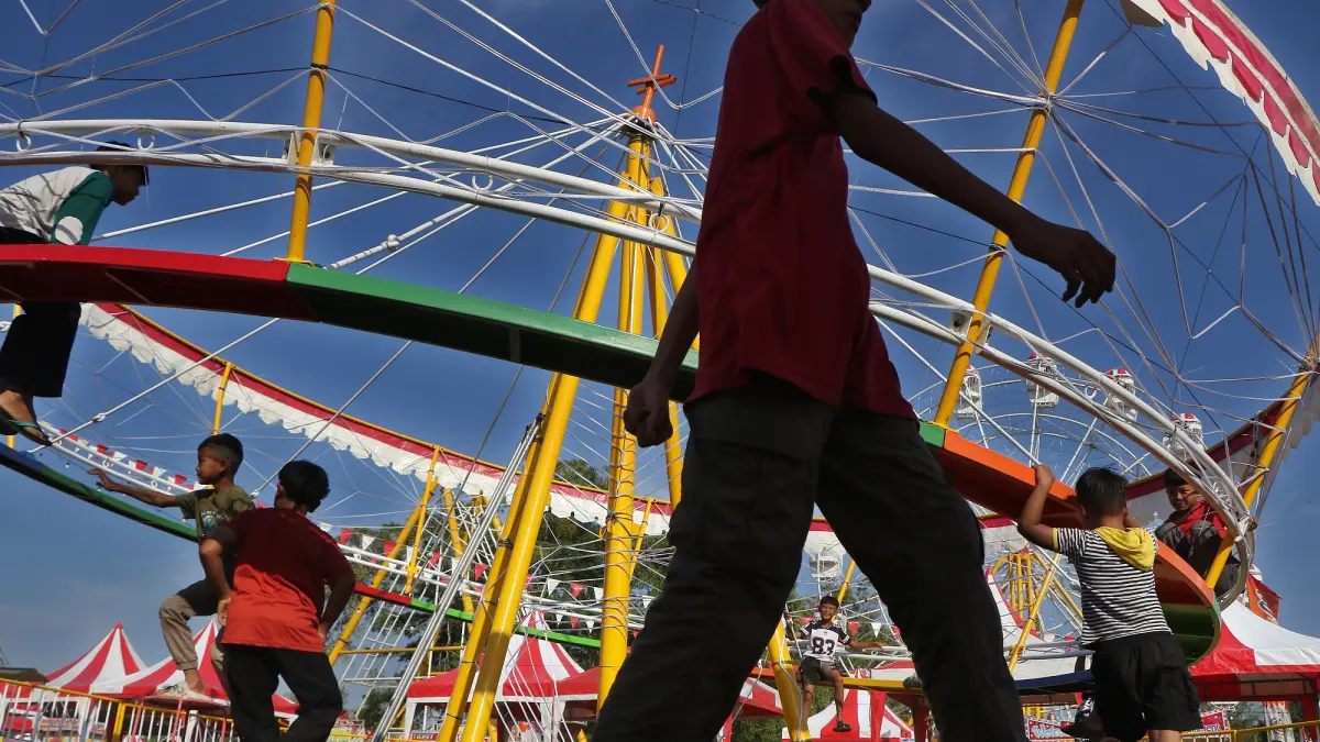 Wahana mainan di alun-alun utara Keraton Surakata disoal kubu PB XIV Purboyo. (Arief Budiman/Radar Solo)