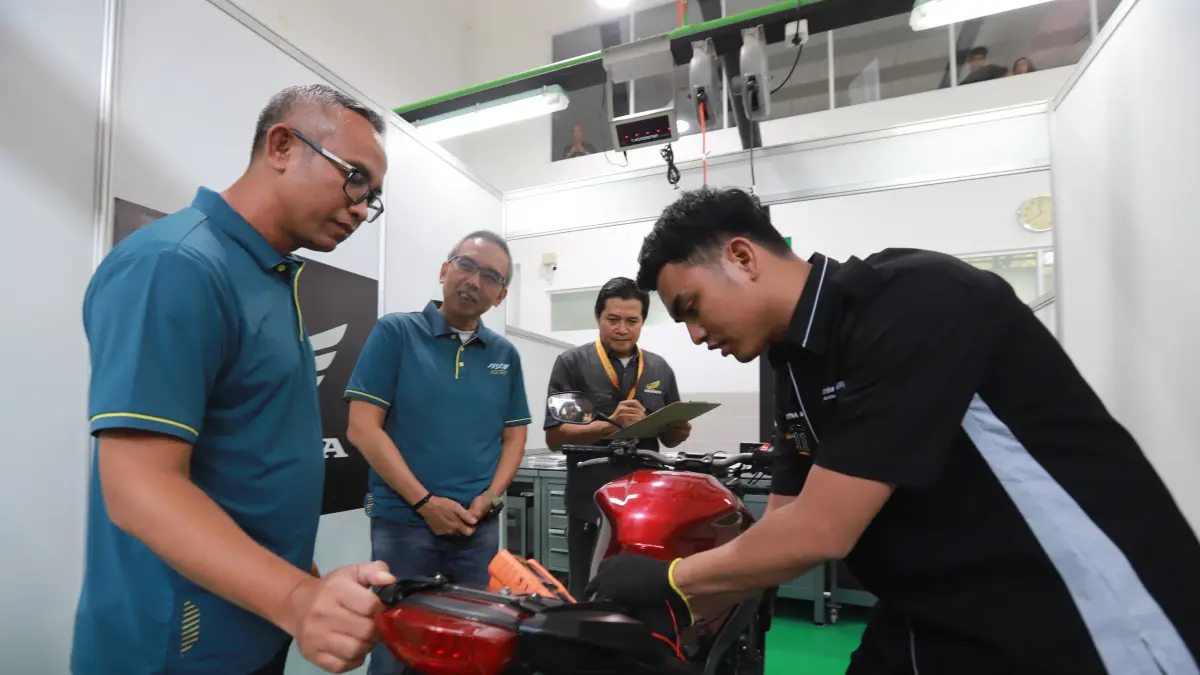 General Manager Corporate Communication AHM - Ahmad Muhibbuddin (kiri) dan Manager Technical Training - Herry Chairy Thian (kedua dari kiri) menyaksikan proses penjurian salah satu peserta gelaran The 30th Astra Honda Motor Technical Skill Contest 2026 yang diselenggarakan di Safety Riding Training Center AHM, Deltamas,Jawa Barat (24/07). (Dok. AHM)
