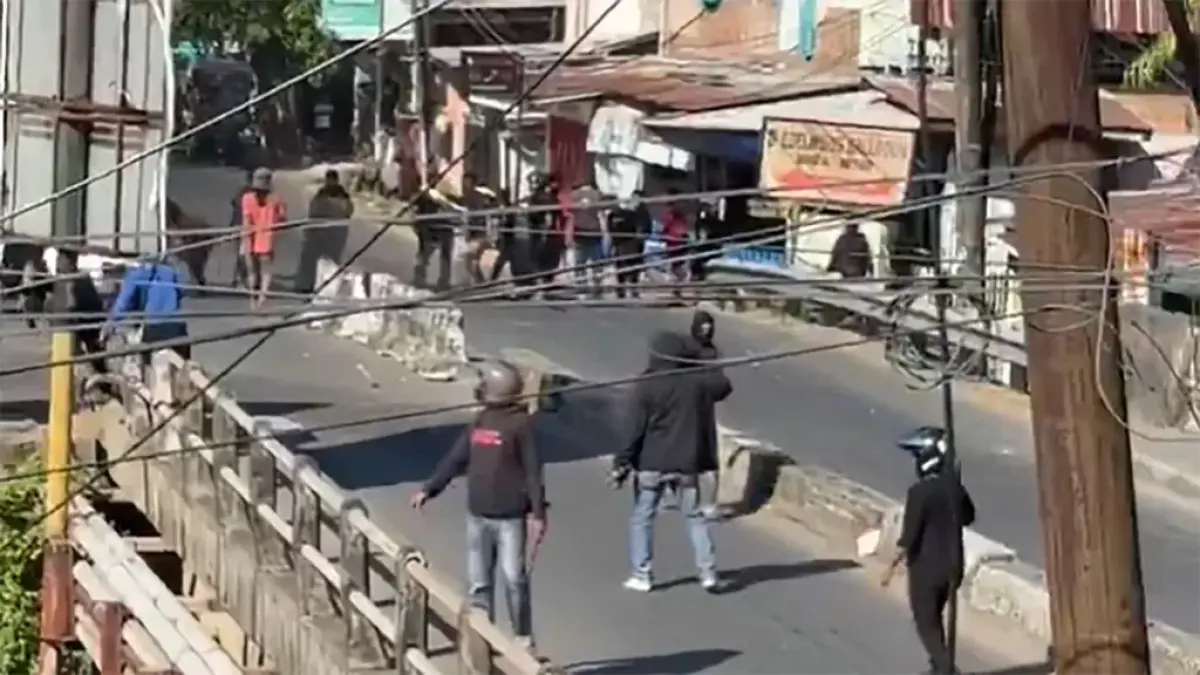 Bentrokan antara warga dan sekelompok orang diduga debt collector di jalan Tambak Menteng, Jakarta Pusat. (x/@gagangp1ntu5)