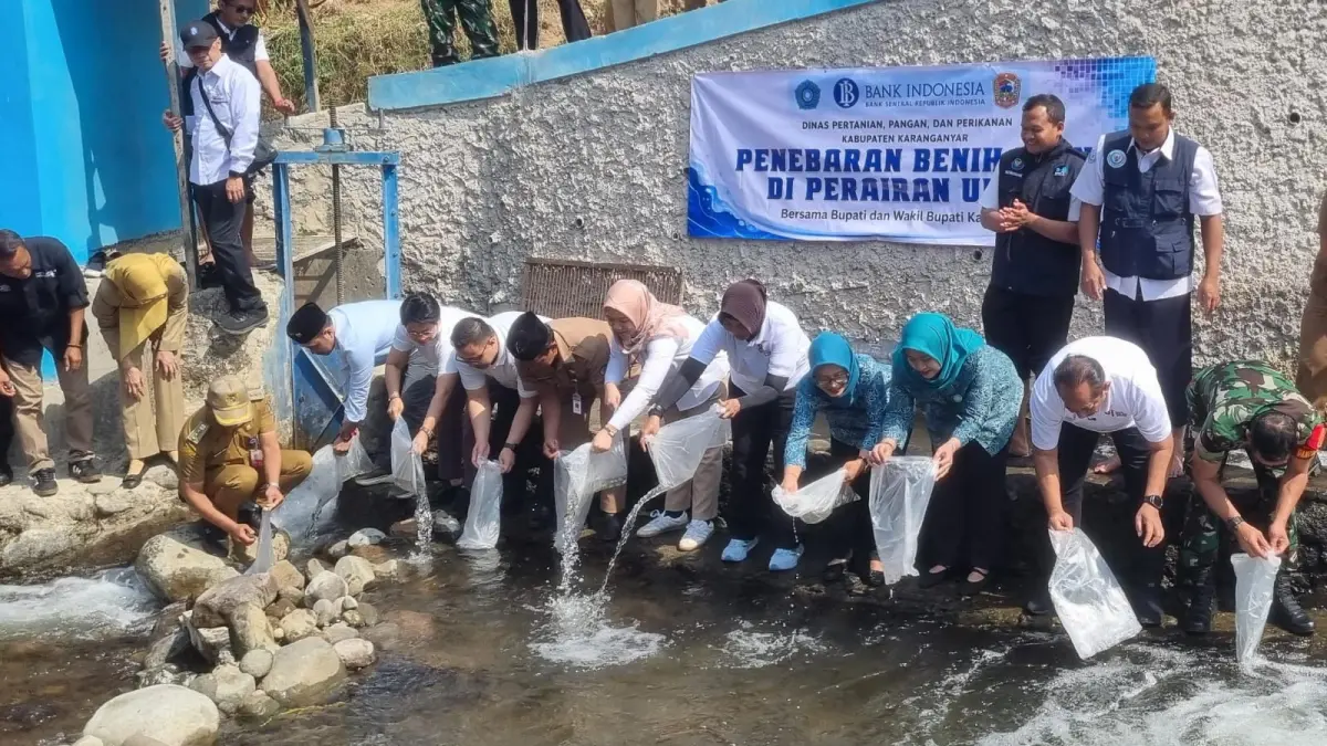 Bupati dan Ketua PKK Kabupaten Karanganyar saat melakukan tebar benih ikan Jatiyoso, Senin (27/7/2026) pagi. (Rudi Hartono/Radar Solo)