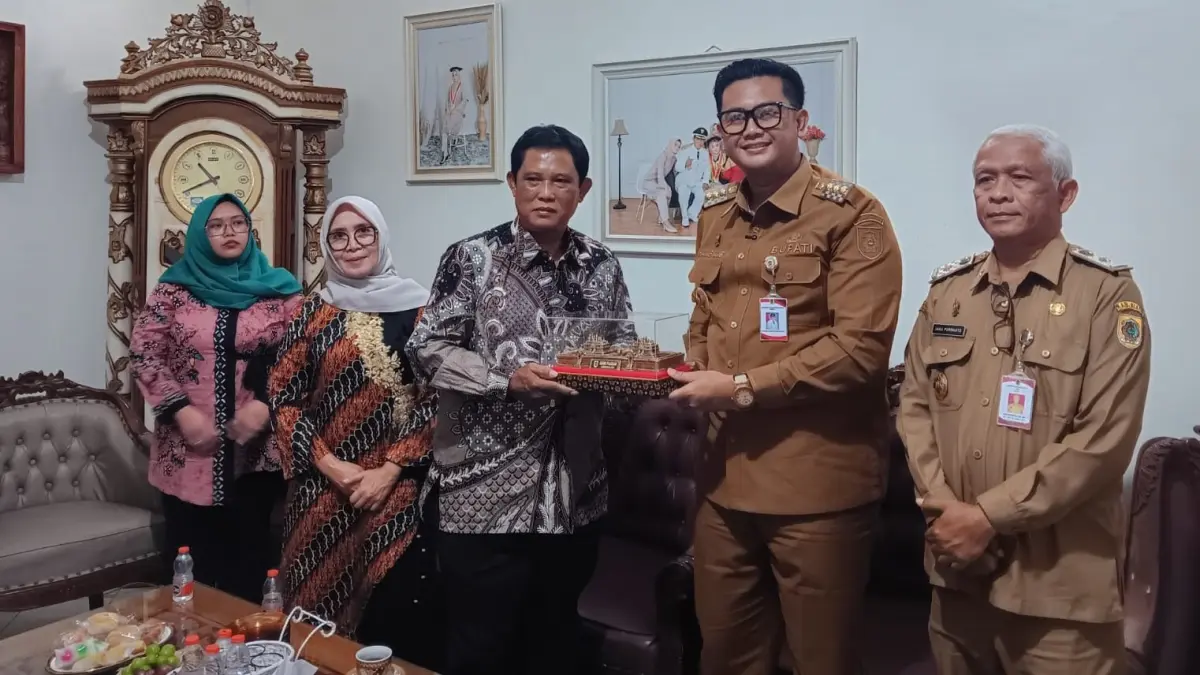 Bupati Klaten Hamenang Wajar Ismoyo saat menyerahkan cindera mata ke Wakil Bupati Klaten 2021-2025 Yoga Hardaya, Senin (27/7/2026). (Angga Purenda/Radar Solo)
