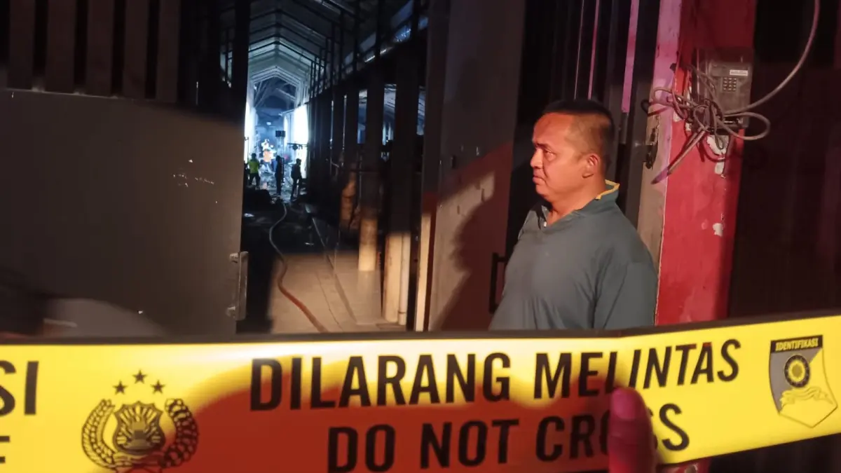 Garis polisi membentang di Pasar Bayat, Desa Paseban, Kecamatan Bayat, Klaten. Pusat perdagangan ini terbahar, Senin (27/7/2026) sore. (Angga Purenda/Radar Solo)