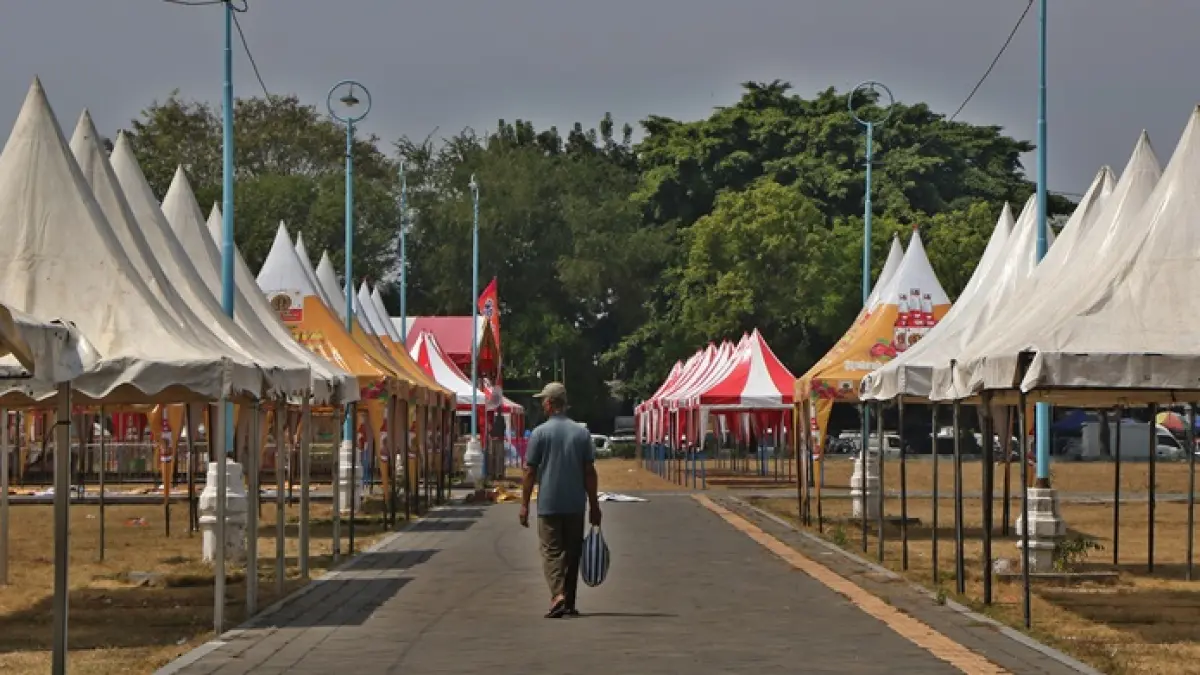 Pedagang harus menyewa lapak di musim Sekaten yang digelar setahun sekali di Alun-Alun Utara Keraton Solo. (ARIEF BUDIMAN/RADAR SOLO) 

&nbsp;