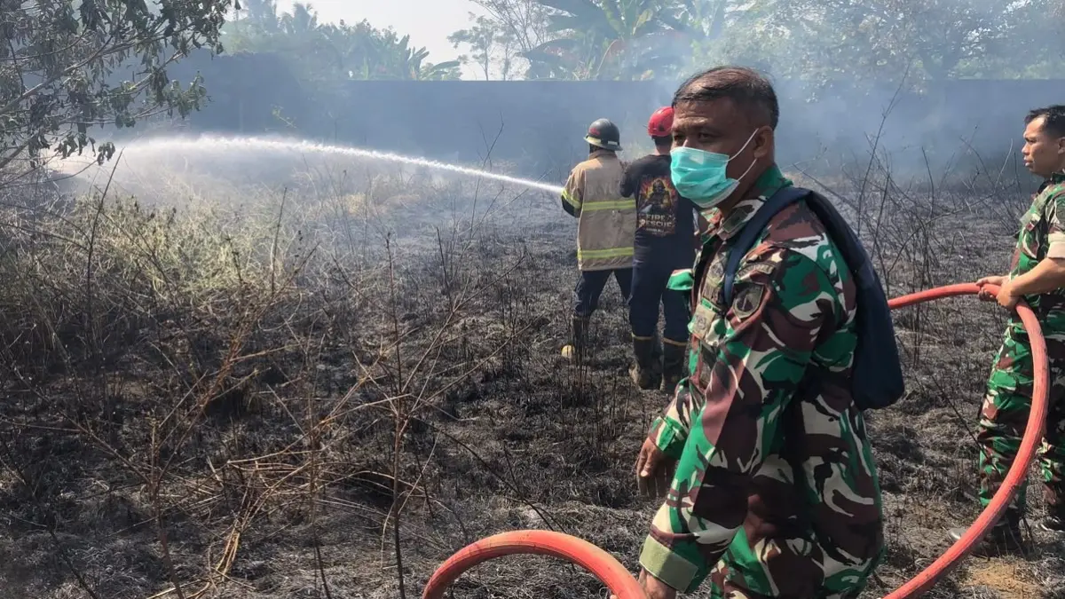 Personel gabungan padamkan api di lahan kosong seberang Sirkuit Go-Kart Kecamatan Mojosongo, Boyolali yang terbakar, Senin (27/7/2026). (ABDUL KHOFID/RADAR SOLO)