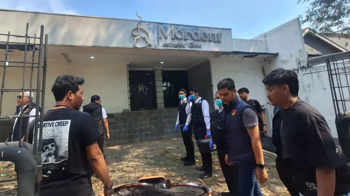 Polisi gelar olah TKP kematian Sutrimo, Kepala rumah tangga eks Jampidsus Febrie Adriansyah, di depan Klinik Mordent kawasan Kebayoran Baru, Jakarta Selatan, Senin (27/7/2026). (ANTARA/Luthfia Miranda Putri)
