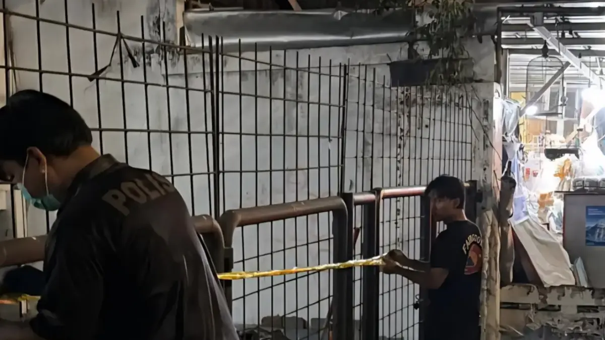 Polisi memasang garis polisi di Klinik Mordent, tempat diduga ditemukannya Sutrimo, Kepala rumah tangga eks Jampidsus Febrie Adriansyah, Kebayoran Baru, Jakarta Selatan, Minggu malam (26/7/2026). (Muhamad Ridwan/JawaPos.com)

 
