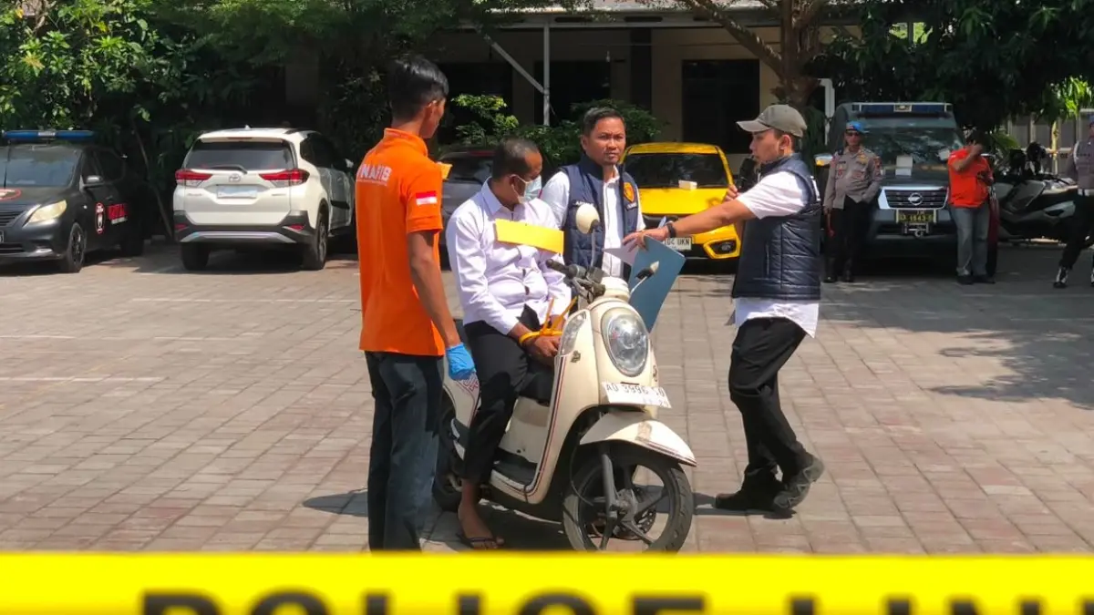 Purwadi Wahyudi, tersangka pembunuhan berencana terhadap mertuanya menjalani reka adegan di Mapolres Boyolali, Senin (27/7/2026). (ABDUL KHOFID/RADAR SOLO)