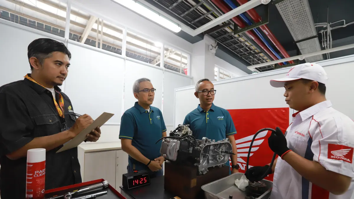 General Manager Corporate Communication AHM - Ahmad Muhibbuddin (kedua dari kanan) dan Manager Technical Training - Herry Chairy Thian (kedua dari kiri) meninjau kegiatan penjurian The 30th Astra Honda Motor Technical Skill Contest 2026 yang diselenggarakan di Safety Riding Training Center AHM, Deltamas,Jawa Barat (24/07). (Dok. AHM)