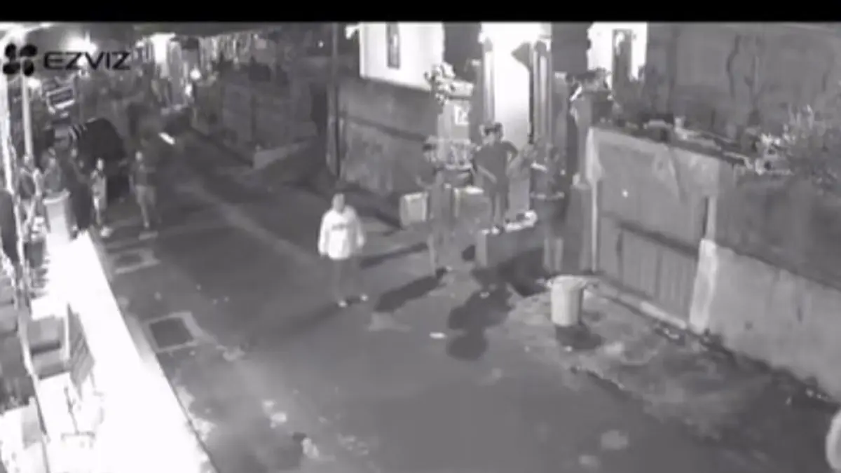 tangkapan layar video CCTV yang menunjukkan warga mengejar pria yang diduga mencuri ayam di Kabupaten Tabanan dan suasana duka keluarga korban.(Instagram @balionline_id)