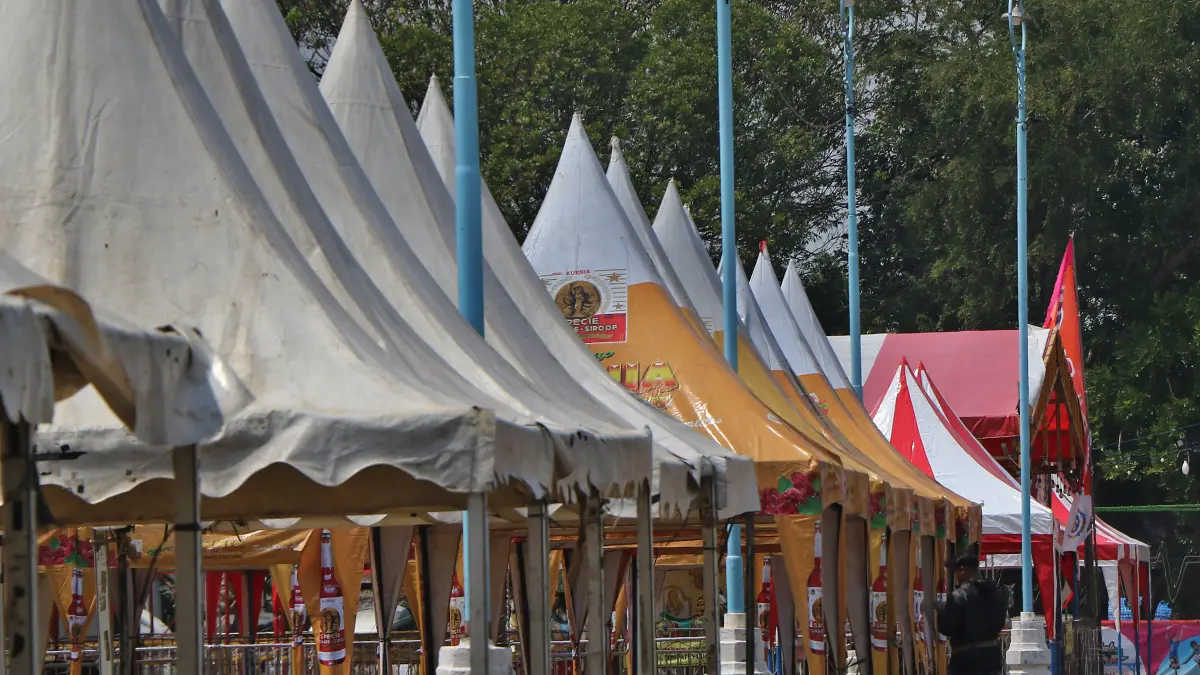 Tenda pedagang di alun-alun utara. (Arief Budiman/Radar Solo)