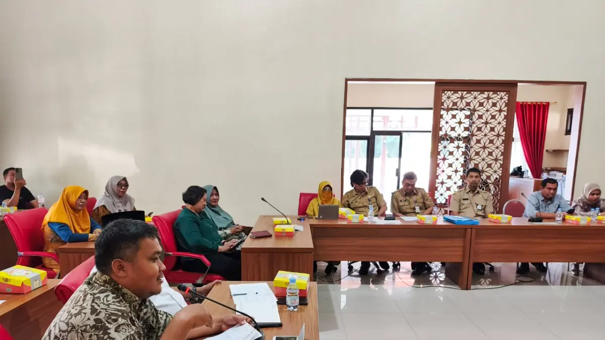Warga sekitar PG Mojo audiensi dengan DPRD Sragen mengeluh terkait debu dan abu hitam, Senin (27/7/2026). (Ahmad Khairudin/Radar Solo)