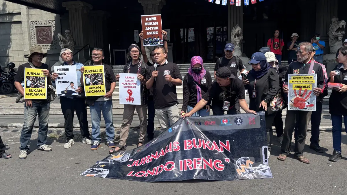 Aksi jurnalis Solo Raya menolak stigma "Londo Ireng" di depan Monumen Pers Solo, Selasa (28/7). (Arief Budiman/Radar Solo)
