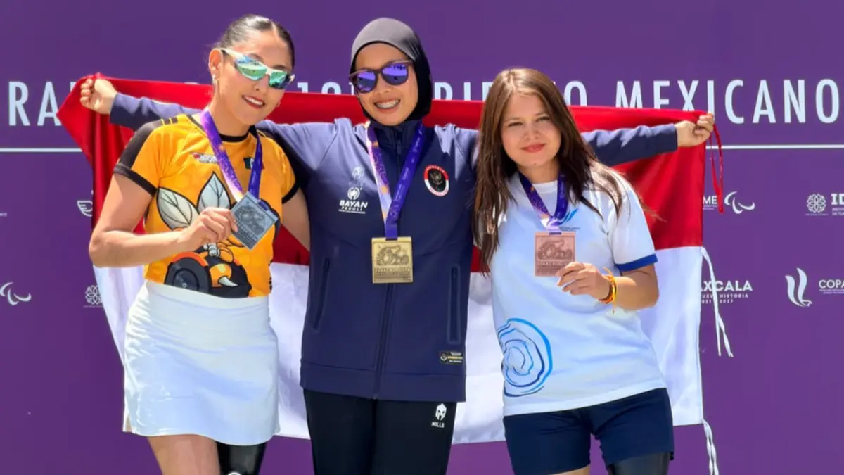Karisma Evi Tiarani (tengah) dalam upacara pengalungan medali kejuaraan World Para Athletics Grand Prix 2026 di Tlaxcala, Meksiko. im para atletik Indonesia sukses memborong 15 medali emas dan satu perak dalam kejuaraan yang berlangsung tanggal 21 Juli hingga 24 Juli 2026 ini. NPC INDONESIA