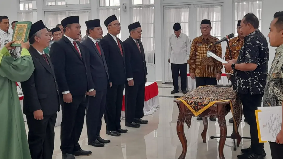 Bupati Karanganyar Rober Christanto melantik pengurus Basnaz Karanganyar periode 2026 - 2031, Selasa (28/7/2026). (Rudi Hartono/Radar Solo)