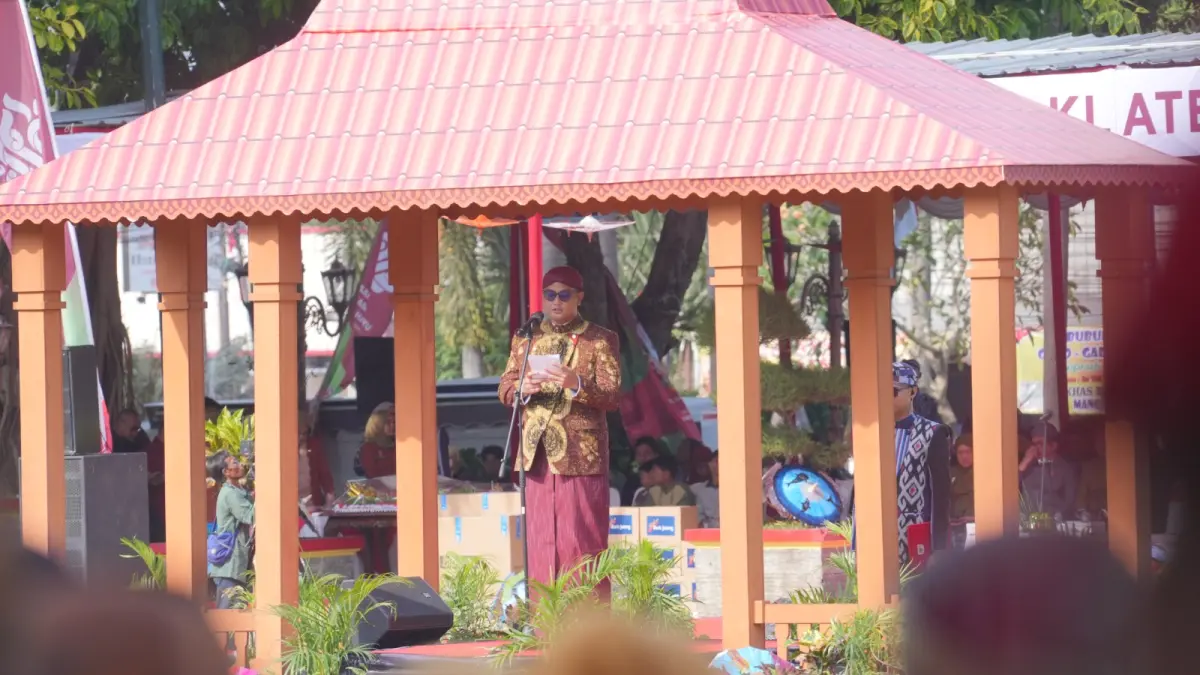 Bupati Klaten Hamenang Wajar Ismoyo saat memimpin Upacara Hari Jadi ke-222 Klaten di Alun-alun Klaten. (Dok.Diskominfo Klaten)
