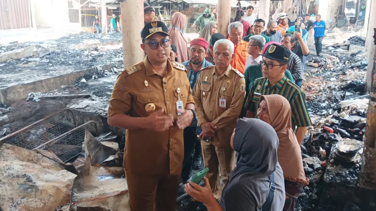 Bupati Klaten Hamenang Wajar Ismoyo saat meninjau Pasar Sidoharjo di Desa Paseban, Kecamatan Bayat, Klaten, Selasa (28/7/2026). (Angga Purenda/Radar Solo)
