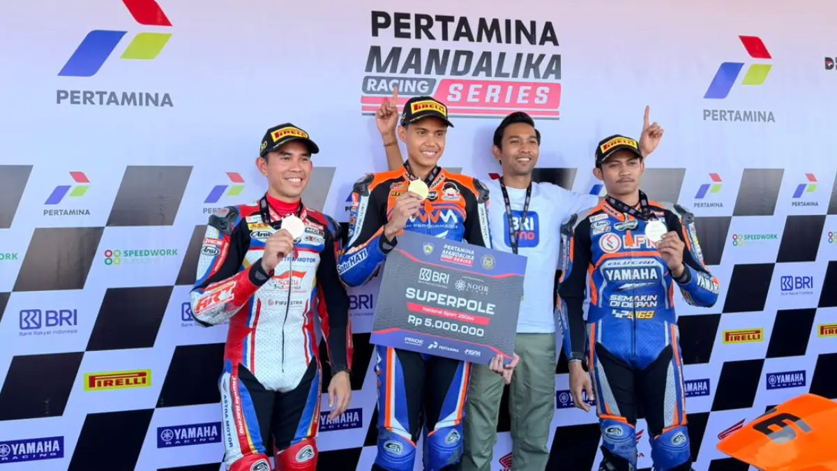 Gery Salim (kiri) turun di kelas Nasional Sport 250cc menggunakan CBR 250RR dan berhasil menyelesaikan putaran di superpole dengan berhasil menjadi juara ke 3 di Mandalika Racing Series putaran ke 3 (25-26/7). (Dok.AMRT)
