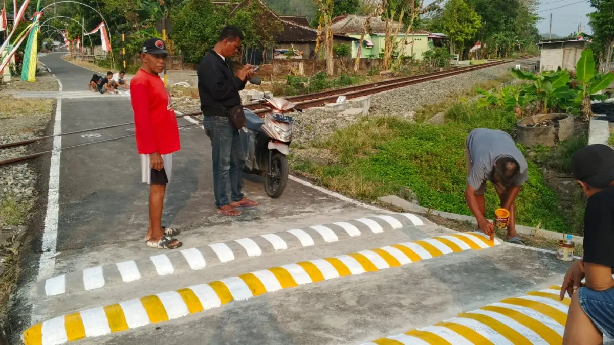 Ilustrasi pemasangan speed bump di sekitar perlintasan sebidang oleh kepolisian dan warga di wilayah Kecamatan Selogiri, Wonogiri pada tahun lalu. (DOK.IWAN ADI/RADAR SOLO)
