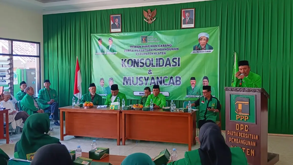 Ketua DPC PPP Kabupaten Klaten Legiman memberikan sambutan dalam Musyawarah Anak Cabang (Musyancab) di Kantor DPC PPP Kabupaten Klaten, Minggu (28/7/2026). (Angga Purenda/Radar Solo)
