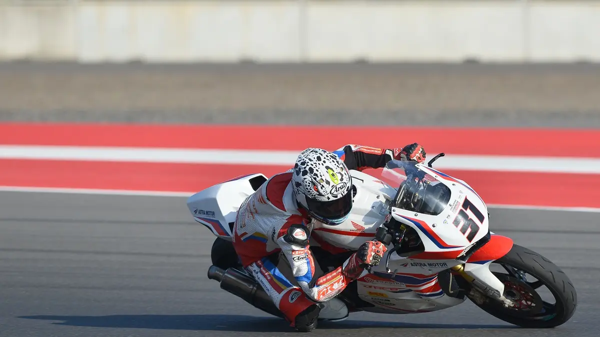 Menggunakan motor Honda CBR 250RR yang turun di kelas Nasional Sport 250cc, Gery Salim berhasil menyelesaikan putaran di Superpole dengan berhasil menjadi juara ke 3 (Dok. Astra Motor Racing Team)