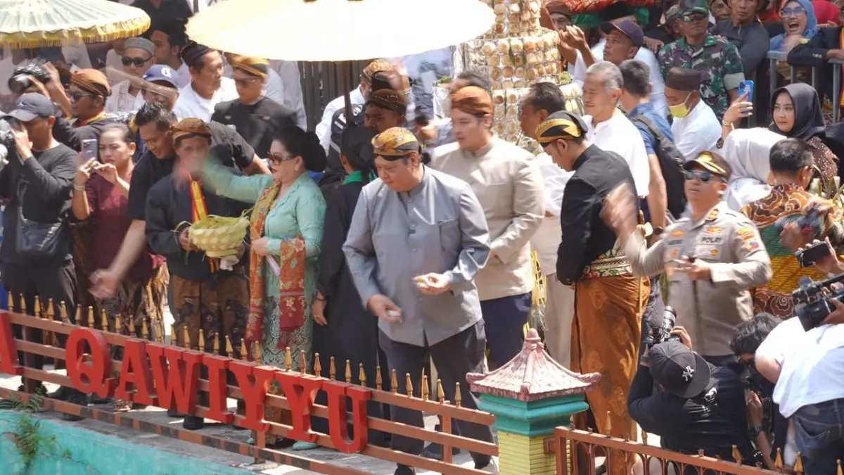 Menteri Koordinator Bidang Perekonomian Republik Indonesia Airlangga Hartarto saat hadir dalam puncak acara penyebaran apem Yaa Qowiyyu di Jatinom, Klaten beberapa tahun lalu. (Dok.Menko Perekonomian Airlangga)